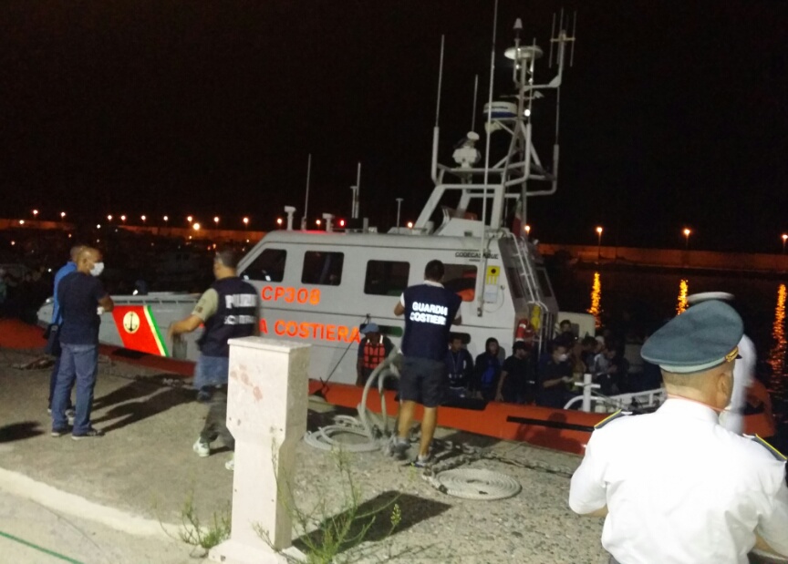 Roccella: Sbarco durante la notte. Sono 78 tra uomini, donne e bambini. 